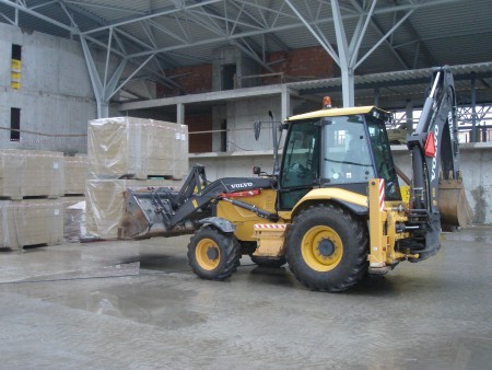 Športové centrum púchov. Vozenie strešnej izolácie pod žeriav.