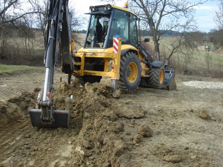 Úprava svahu pod stavbu Hor. Moštenec