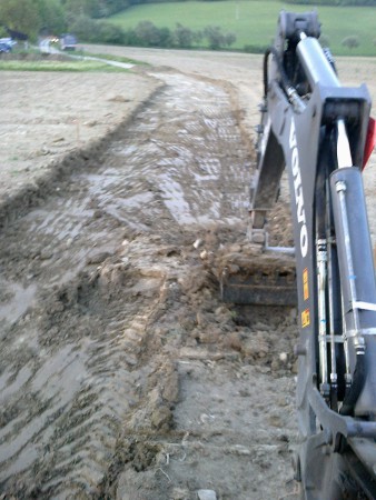 Výkop zeminy pod obecnú cestu v Prosnom